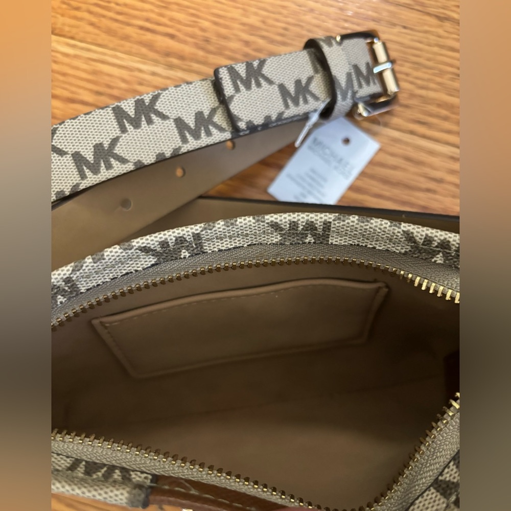 Michael Kors Cambodia Belt Bag Women’s S/M Brown Tan Logo Zip Adjustable NWT - Picture 5 of 11